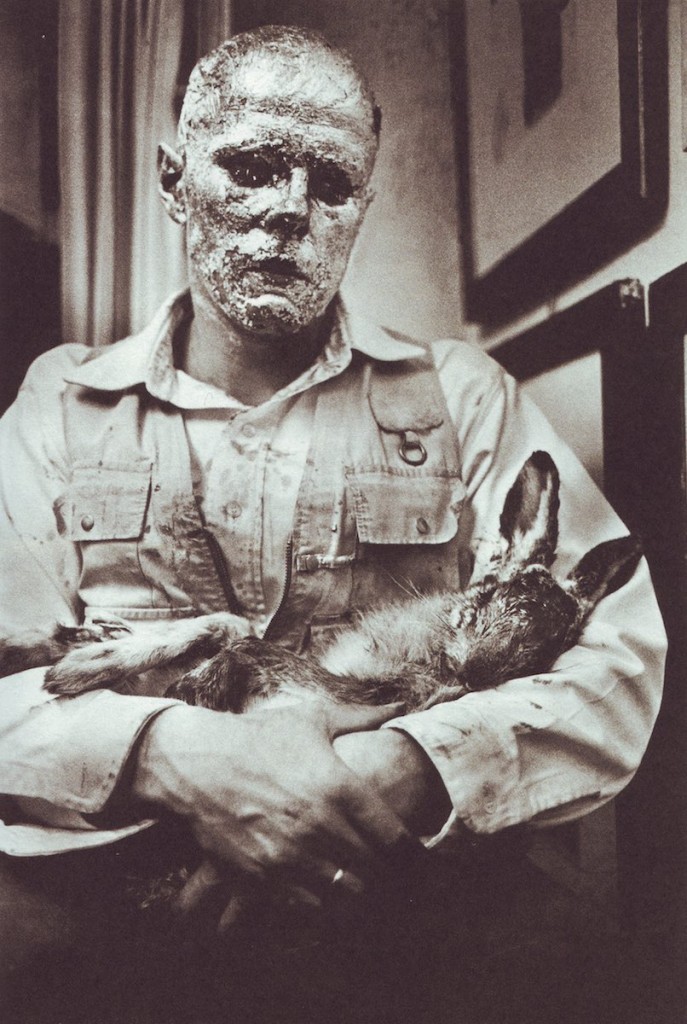 Joseph Beuys: Wie man dem toten Hasen die Bilder erklärt, November 1965